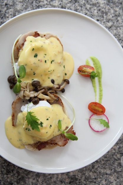 Benedict de huevo con pan y tocino