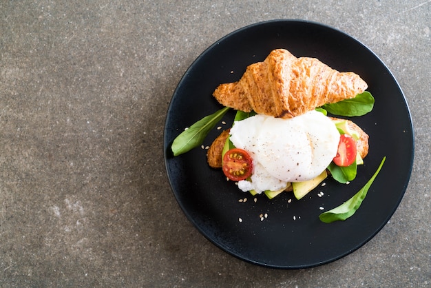 Benedicto de huevo con aguacate, tomate y ensalada.