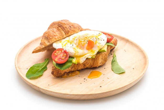 Benedicto de huevo con aguacate, tomates y ensalada: estilo de comida saludable o vegana