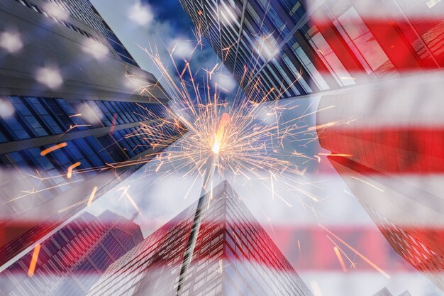 Bengala y bandera de Estados Unidos que muestra el 4 de julio