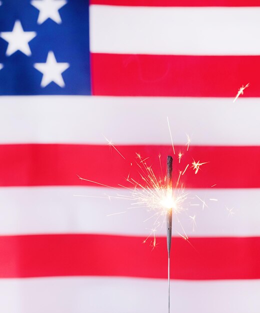 Bengala brillante sobre el fondo de la bandera de Estados Unidos