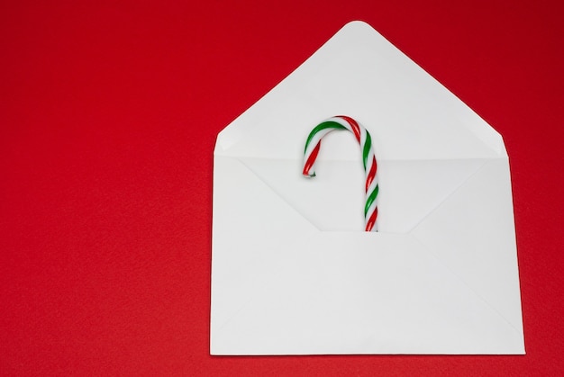 Bengala de natal em um envelope postal