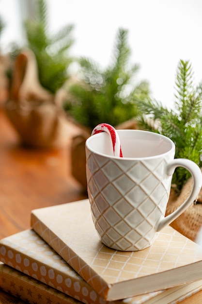 Bengala de Natal em uma xícara branca no interior