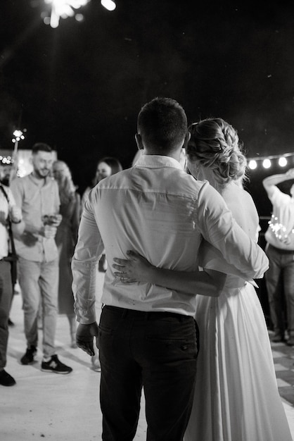 Bengalas en la boda de los recién casados en manos de alegres invitados.