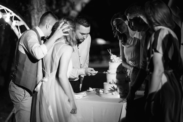 Bengalas en la boda de los recién casados en manos de alegres invitados.