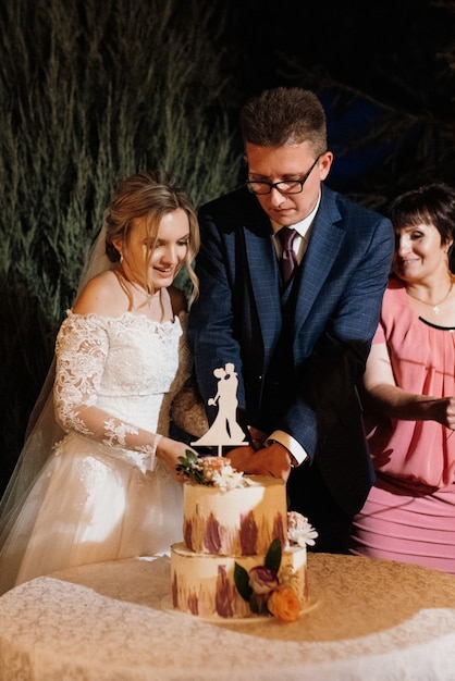 Bengalas en la boda de los recién casados en manos de alegres invitados.