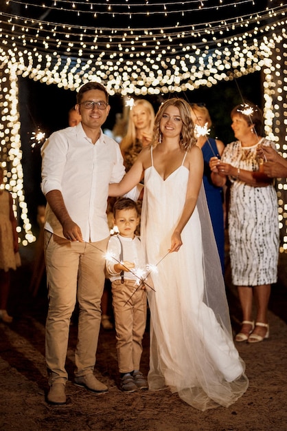 Bengalas en la boda de los recién casados