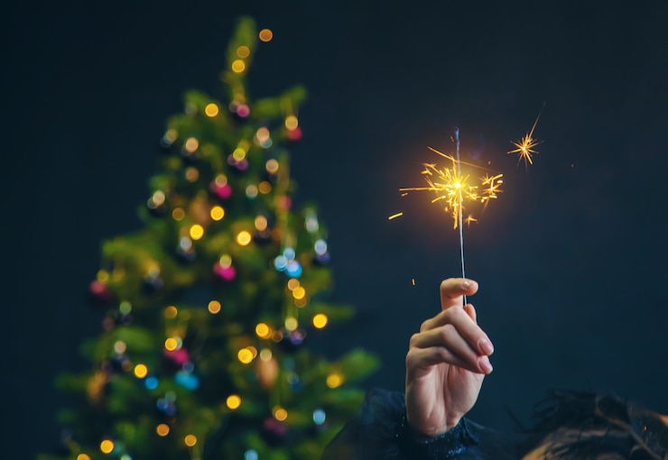 Foto bengalas encendidas en la noche de navidad. enfoque selectivo. fiesta.