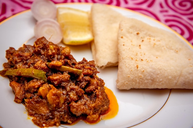 Bengali Vuri Vuna Rinderdarm Vuna mit Naan Ruti Traditional Food