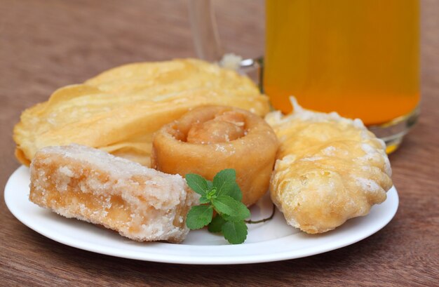 Bengalische Leckereien namens GOJA auf Teller mit Saft