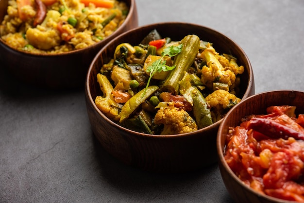 Bengalisches Bhog-Essen für das indische hinduistische Durga Puja oder Pooja-Festival Khichadi Labra Tomatenchutney