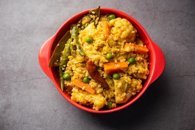 Bengalisches Gericht Khichdi oder Khichuri aus einer Kombination von Linsen, Reis und Gemüse