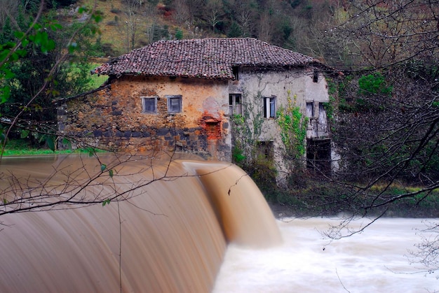 Bengolea antiga siderurgia no Lea River Vizcaya País Basco Espanha