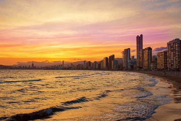 Benidorm-Skyline am Sonnenuntergangstrand in Alicante