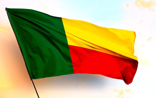 Benin 3D-Flagge und grauer Wolken-Hintergrund Bild