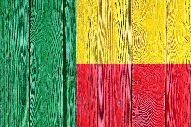 Benin-Flag auf alten Holzbrett Hintergrund gemalt Gebürstet natürliches Licht verknotet Holzbrett Textur Hölzerne Textur Hintergrund Flagge von Benin