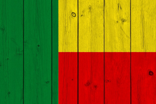 Benin-Flagge gemalt auf alter hölzerner Planke