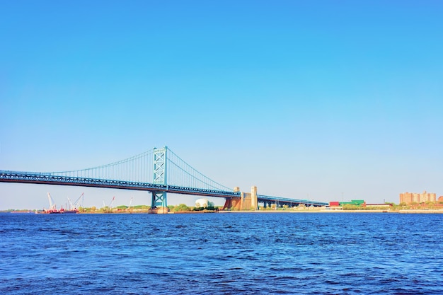 Benjamin Franklin Bridge acima do Rio Delaware, na Filadélfia, Pensilvânia, EUA.