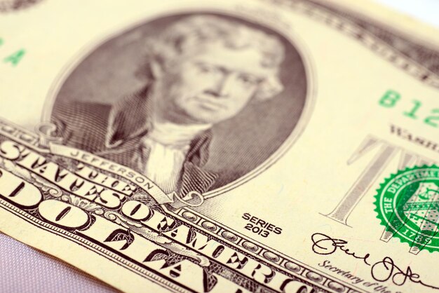 Benjamin Franklin no close up da nota de dois dólares.