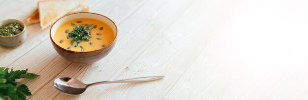 Foto benner mit hausgemachter kürbissuppe in der grauen keramikschale gesundes gemüse vegetarisches startfutter