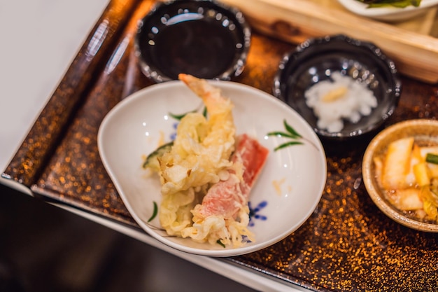 Bento conjunto de tempura de camarão e frango teriyaki em restaurante japonês