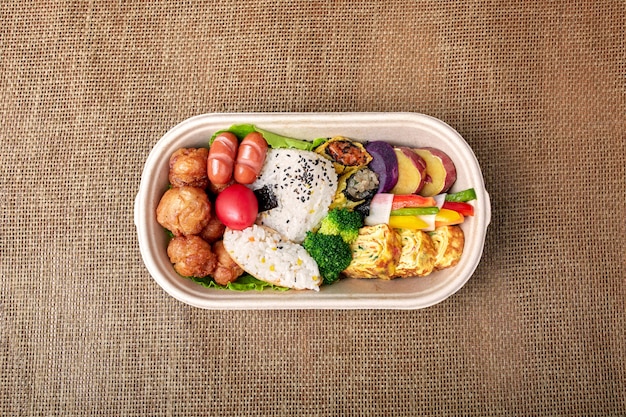 Bento coreano en una caja de cartón