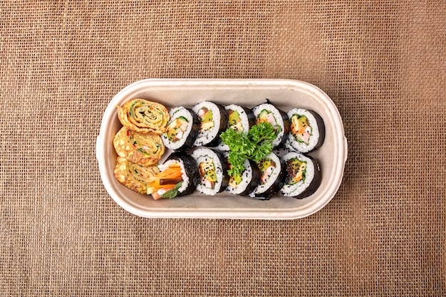 Bento coreano en una caja de cartón