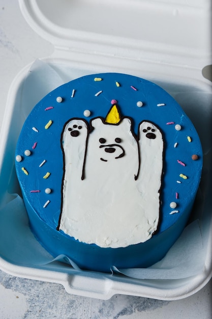 Bento-Kuchen für den Urlaub Ein kleiner Kuchen mit einem Bild oder einer Gratulation für eine Person Ein lustiges Überraschungsdessert für einen geliebten Menschen Kuchen mit einem Teddybären