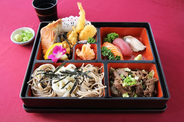 Bento sushi e soba japoneses