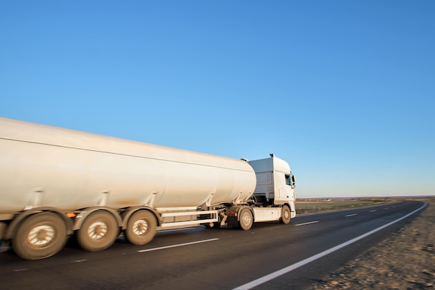 Benzin-Lastwagen, der auf der Autobahn fährt und Ölprodukte transportiert. Liefertransport- und Logistikkonzept.