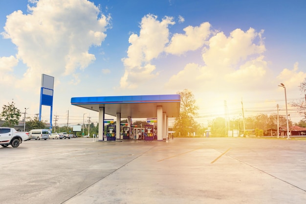 Benzintankstelle mit Wolken und blauem Himmel