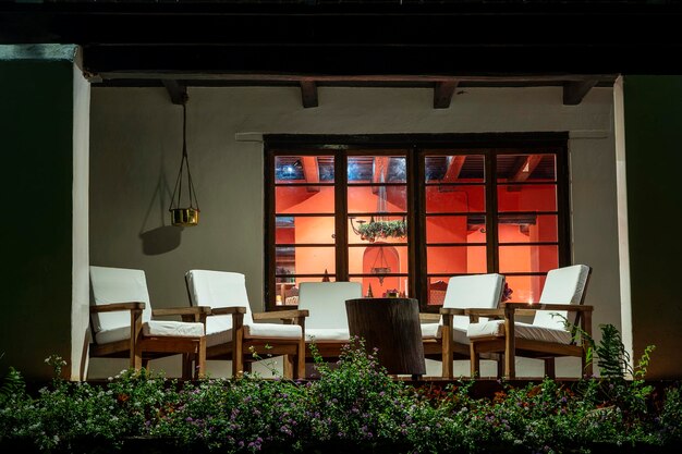 Bequeme Stühle auf der leeren Terrasse am Abend Tansania Afrika