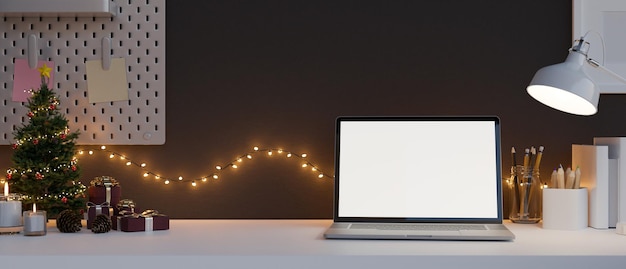 Bequemer Schreibtisch zu Hause mit Weihnachtsdekoration Laptop-Modell Weihnachtslicht