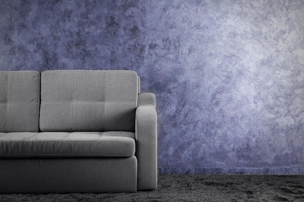 Foto bequemes sofa auf grauem wandhintergrund