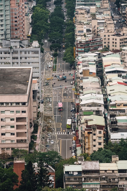 Über Ansicht von Taipeh-Stadtbild mit Gebäuden, Straßen und Autos diese Ansicht