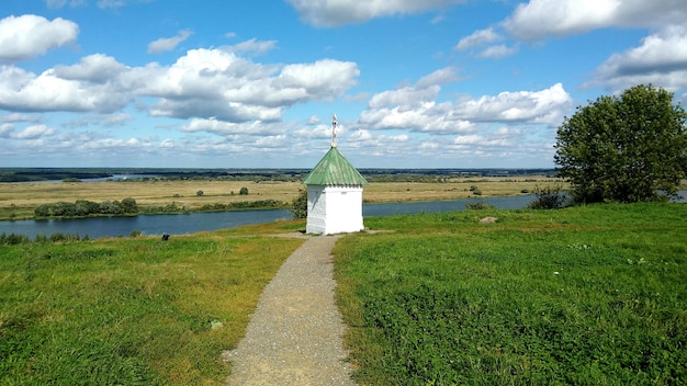 Über das Meer gegen den Himmel