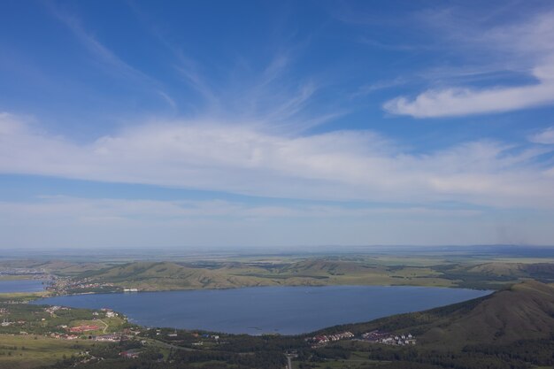 Über dem Blick auf den schönen See im Sommer in der Ural-Region, Baschkortostan, Russland.