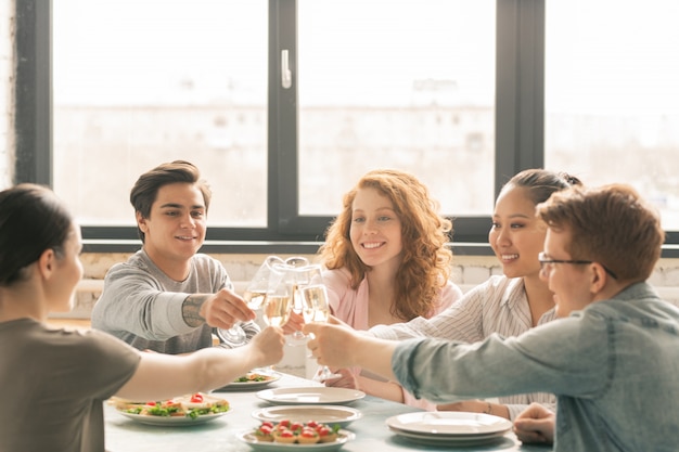 Über den servierten Tisch klirren