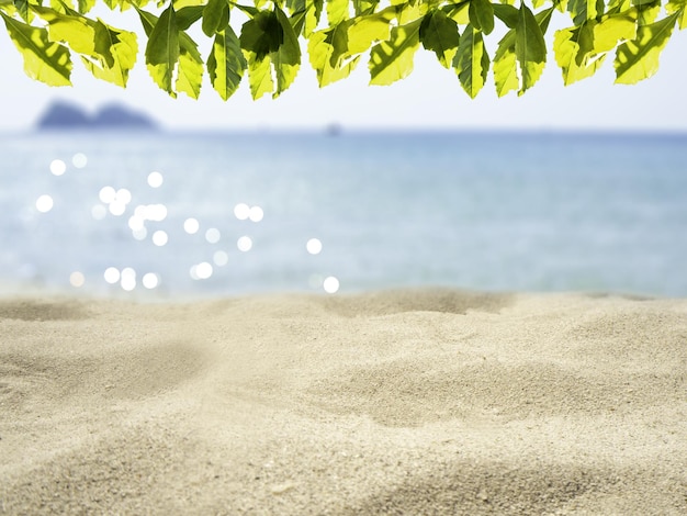 Über den Strand Blätter (oben) Ozeanwellen Sonnenlicht und Insel verschwommen. Schönes Bokeh, keine Menschen