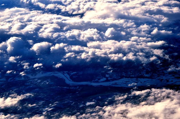 Über den Wolken Der Blick aus dem Flugzeug