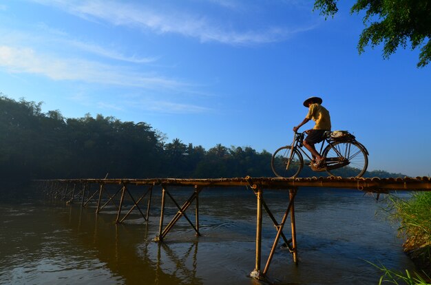 Über die Bambusbrücke in Bantul radfahren, Jawa Tengah, Indonesien