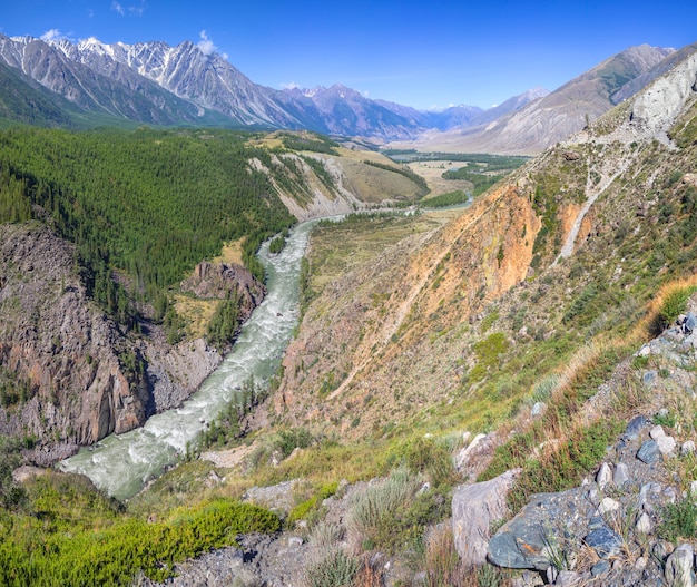 Über eine Bergschlucht mit einem turbulenten Fluss