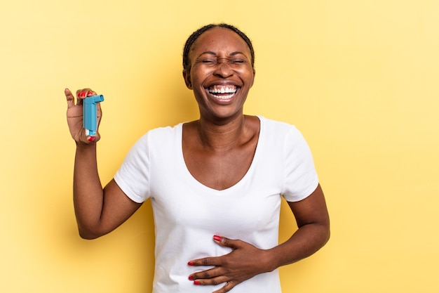 Über einen urkomischen Witz laut lachen, sich glücklich und fröhlich fühlen, Spaß haben. Asthma-Konzept