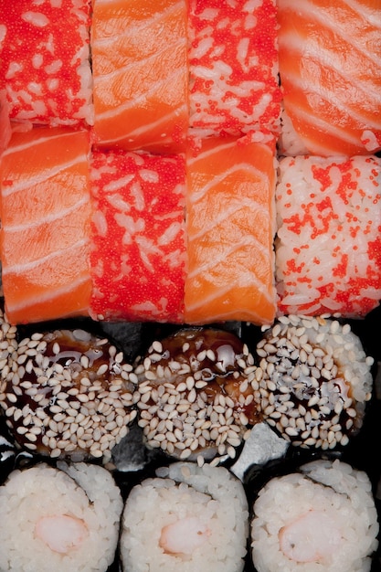 Über Kopf japanische Sushi-Essen Rollen mit Thunfisch-Lachs-Garnelen-Krabben und Avocado Draufsicht auf verschiedene Sushi-All-You-Can-Eat-Menüs