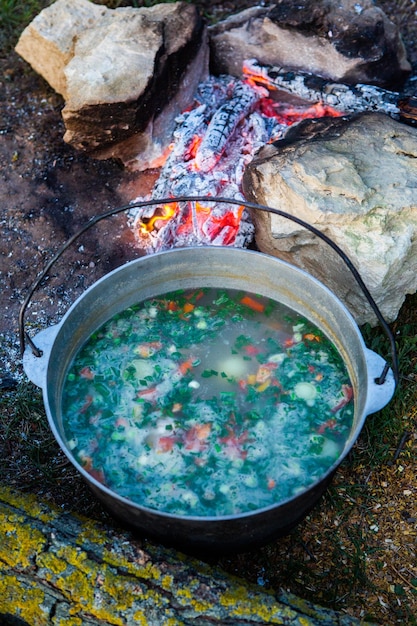 Über offenem Feuer zubereitete Fischsuppe