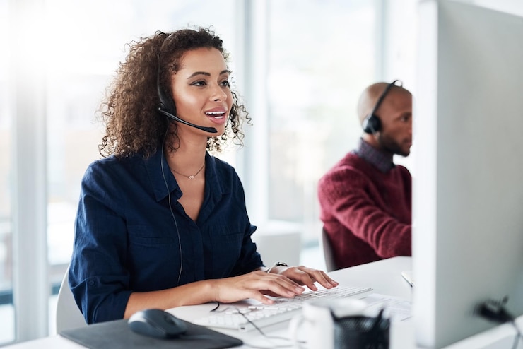 Foto beratende virtuelle assistentin oder afrikanische frau im callcenter telekommunikation oder technische unterstützung für die kundenbetreuung telemarketing-konsultant oder seriöser inbound-agent auf dem computer mit beratung, hilfe oder headset