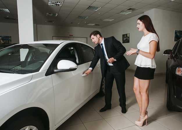 Beratung beim Kauf eines carSalon-Mitarbeiters und Autokäufers