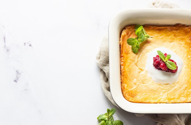 Überbackener Pudding mit Hüttenkäse, Naturjoghurt oder Sauerrahm, Marmelade mit roten Beeren und Minze