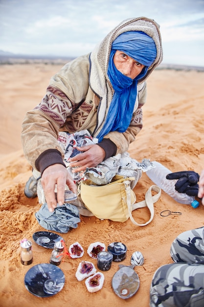 Berbermann in der sahara bietet eigene souvenirs und edelsteine an