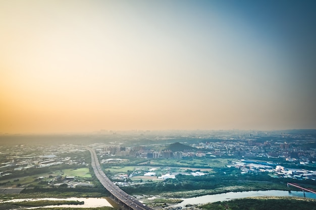 Überblick Stadtbild Stadt und Montage, Fotoshooting von der Spitze des Berges in Taipeh, Taiwan.